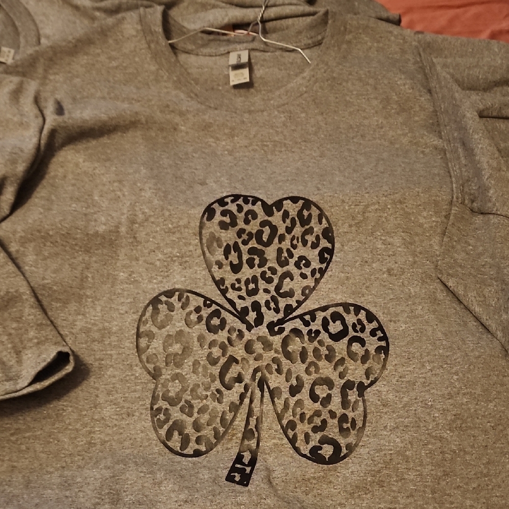 Gray Shamrock Print Shirt 5x Adult *BINGO🙂😀
